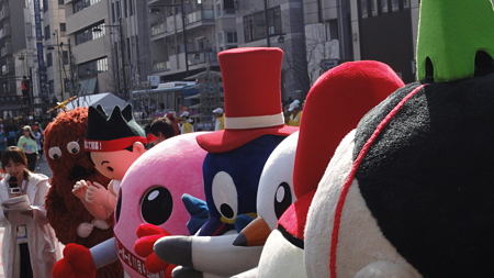 テレビインタビューを受けるムック 雷門前 2011.2.27 東京マラソン