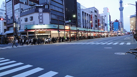 2011.3.11 地震後 浅草 バス停に並ぶ人々