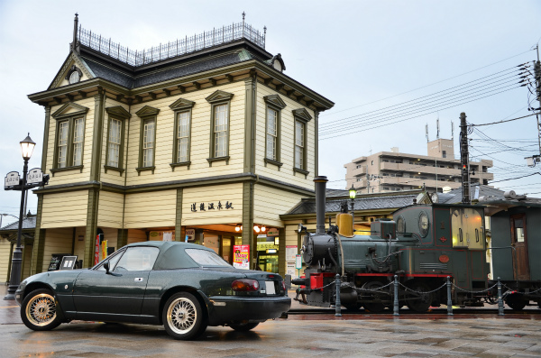 道後温泉駅と坊ちゃん列車とユーノスロードスター