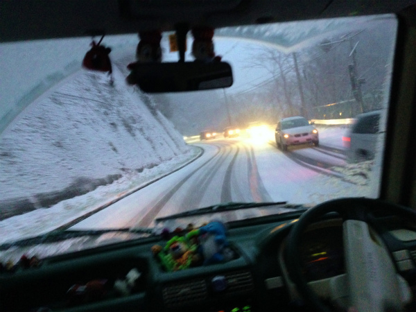 雪景色を求めて山の方へミニバスで向かう 雪景色を求めて山の方へミニバスで向かう