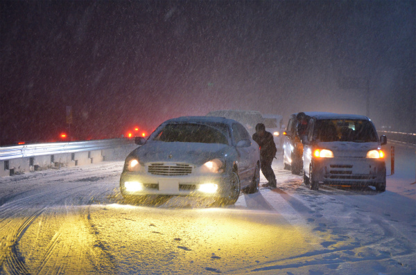 積雪で立ち往生した車を押して脱出を手伝う 積雪で立ち往生した車を押して脱出を手伝う