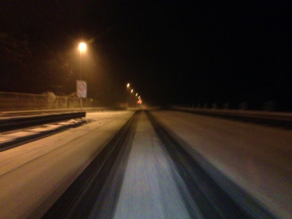 雪の積もる名神高速道路