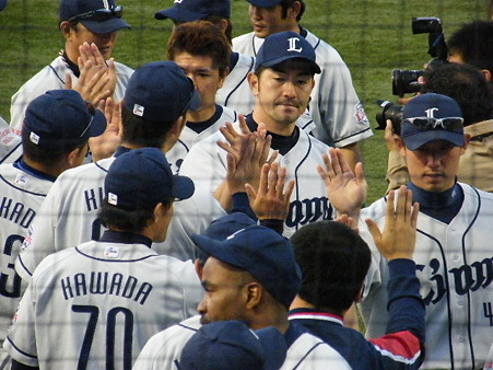 試合後のハイタッチ